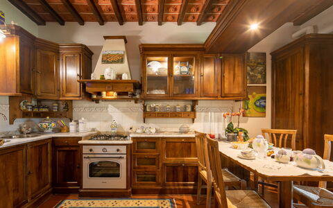 Valdambra Villa: Møbel, Indretning, Cabinetry, Træ, Køkken, Gulvbelægning, Skab, Countertop, Loft, Værelse