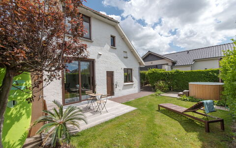 Hutje Bij de Zee: Plante, Sky, Bygning, Himmel, Ejendom, Vindue, Hus, Land Lot, Vegetationen, Sommerhus