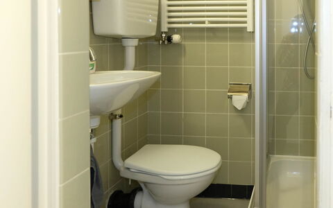 Luna: Toiletbræt, Badeværelse, Toilet, Sanitærarmatur, Badeværelsesvask, Håndvask, Tap, Vvs, Indretning, Gulvbelægning