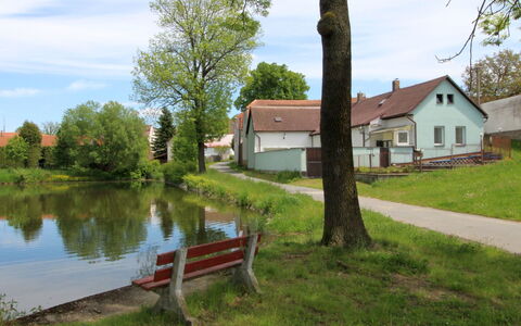 Plavsko: Vand, Himmel, Sky, Plante, Bygning, Vindue, Udendørs Bench, Grøn, Træ, Naturlige Landskab