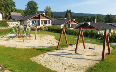 Lipno Nad Vltavou 87: Plante, Himmel, Ejendom, Træ, Skygge, Land Lot, Hus, Sky, Fritid, Bygning