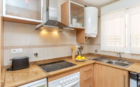 Cala Blanca i: Køkken, Køkken Apparat, Countertop, Større Bandage, Cabinetry, Køkkenvask, Træ, Komfur, Indretning, Håndvask