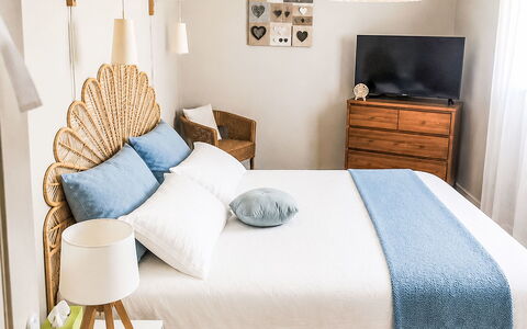 La Pinède: Møbel, Soveværelse, Seng, Indretning, Sengetøj, Sengetøj, Sengetøj, Træ, Pude, Throw Pillow