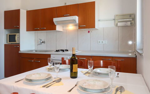 Rab Supetarska Draga 101: Bordservice, Cabinetry, Bord, Ejendom, Flaske, Møbel, Countertop, Mad, Plade, Køkken