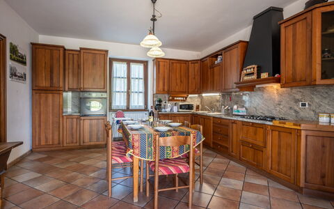 Cascina Anna: Møbel, Cabinetry, Bord, Countertop, Træ, Belysning, Stol, Køkken, Billedramme, Indretning