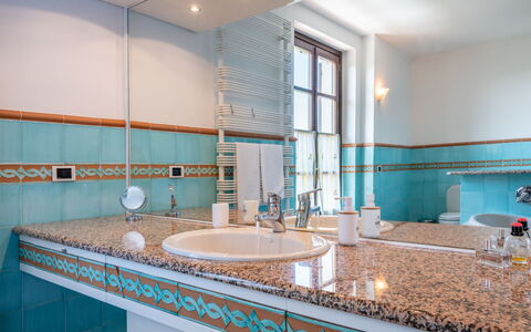 Cascina Anna: Tap, Spejl, Sanitærarmatur, Ejendom, Håndvask, Bygning, Countertop, Badeværelse, Badeværelsesskab, Badeværelsesvask