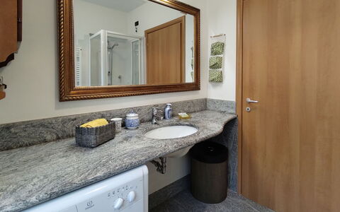 Bruna: Spejl, Tap, Håndvask, Sanitærarmatur, Ejendom, Countertop, Bygning, Badeværelsesvask, Cabinetry, Badeværelse