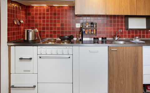 Chalet Chante Neige: Køkken Apparat, Køkken, Countertop, Større Bandage, Køkkenvask, Cabinetry, Husholdningsapparat, Sanitærarmatur, Håndvask, Indretning