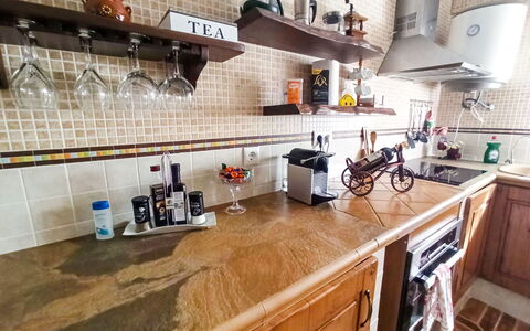El Viso: Cabinetry, Countertop, Tap, Træ, Køkken, Indretning, Køkkenvask, Gulvbelægning, Etage, Reoler