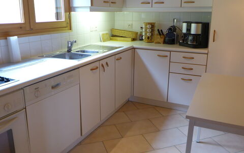 Le Jet D'Eau 19: Cabinetry, Tap, Køkkenvask, Countertop, Møbel, Ejendom, Håndvask, Skuffe, Køkken, Træ