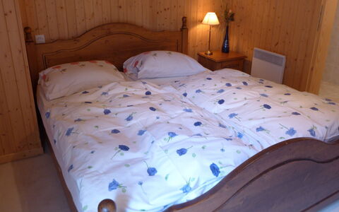 Le Jet D'Eau 19: Ejendom, Møbel, Træ, Textile, Bygning, Komfort, Bed Frame, Etage, Hårdttræ, Pude