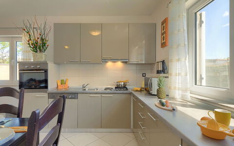 Villa Zara: Cabinetry, Countertop, Køkkenvask, Ejendom, Håndvask, Tap, Vindue, Komfur, Køkken, Indretning