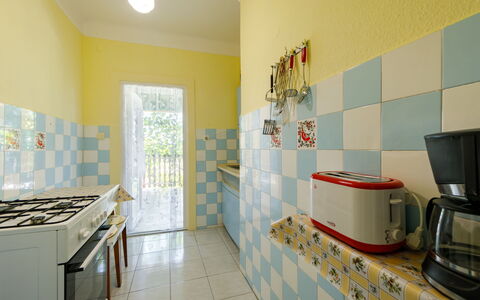 Gizella: Ejendom, Cabinetry, Bygning, Gaskomfur, Komfur, Countertop, Køkken, Køkken Apparat, Cooktop, Indretning