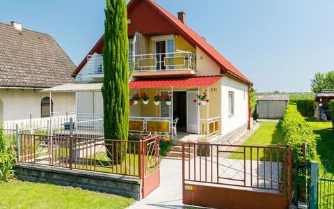 Gizella: Himmel, Plante, Ejendom, Vindue, Bygning, Træ, Hus, Land Lot, Træ, Sommerhus