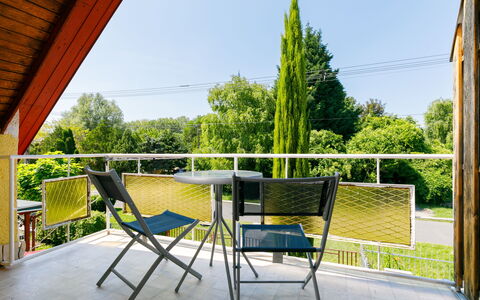 Gizella: Plante, Bygning, Himmel, Stol, Skygge, Bord, Træ, Træ, Indretning, Veranda