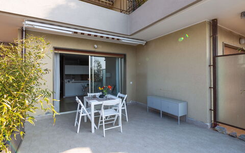 Ventimiglia 633: Bygning, Plante, Ejendom, Vindue, Land Lot, Urban Design, Landskab, Kvarter, Græs, Fritid