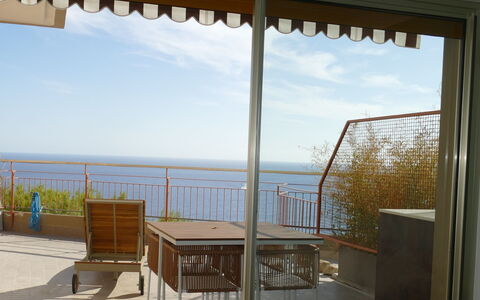 Ventimiglia 633: Himmel, Bord, Ejendom, Møbel, Sky, Skygge, Træ, Stol, Bygning, Vand