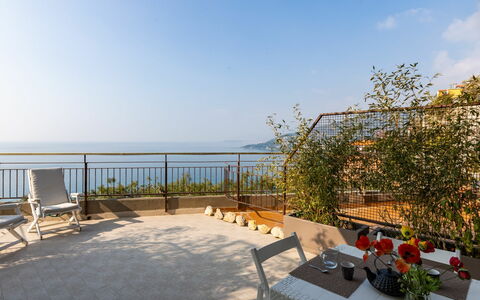 Ventimiglia 633: Bygning, Plante, Ejendom, Vindue, Land Lot, Urban Design, Landskab, Kvarter, Græs, Fritid