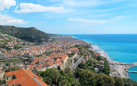 Ventimiglia 633: Himmel, Sky, Bygning, Vand, Daytime, Blå, Natur, Azure, Træ, Plante