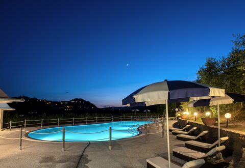 Villa Alfresco: Vand, Himmel, Plante, Svømmepøl, Bygning, Azure, Skygge, Træ, Udendørs Møbler, Krop Af Vand