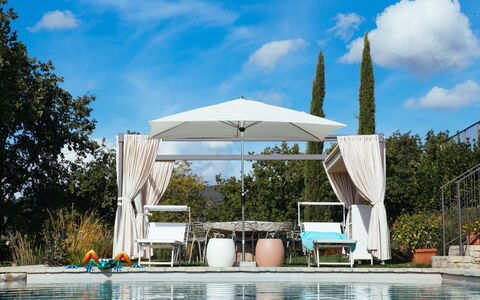 Villa Castiglioni: Vand, Sky, Himmel, Plante, Bygning, Paraply, Skygge, Træ, Udendørs Møbler, Svømmepøl