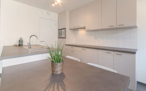 Bredene 733: Countertop, Cabinetry, Møbel, Plante, Blomsterkrukke, Stueplante, Køkken, Træ, Tap, Gulvbelægning