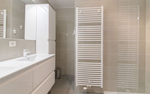 Bredene 733: Tap, Håndvask, Badeværelsesskab, Sanitærarmatur, Spejl, Cabinetry, Bygning, Badeværelsesvask, Countertop