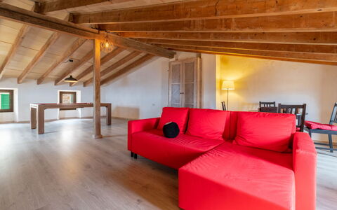 Boutique House: Ejendom, Møbel, Træ, Belysning, Indretning, Etage, Couch, Komfort, Gulvbelægning, Stue