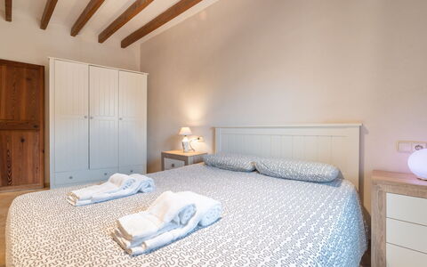 Boutique House: Bygning, Møbel, Ejendom, Komfort, Azure, Cabinetry, Træ, Bed Frame, Seng