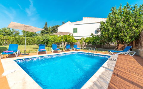 Can Delfin Alcudia: Vand, Himmel, Plante, Bygning, Ejendom, Svømmepøl, Azure, Skygge, Træ, Udendørs Møbler