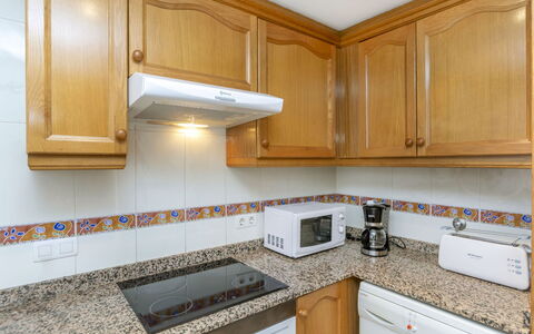 Acapulco Iii: Gulvbelægning, Køkken, Countertop, Etage, Indretning, Håndvask, Sanitærarmatur, Større Bandage, Cabinetry, Tap