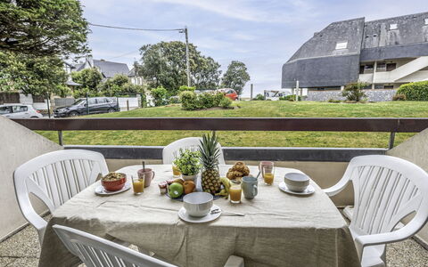 Carnac 134: Bord, Himmel, Plante, Møbel, Sky, Ejendom, Bordservice, Bygning, Stol, Udendørs Bord