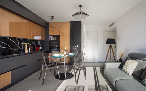 Le Grey Pearl: Møbel, Indretning, Gulvbelægning, Køkken, Træ, Etage, Loft, Countertop, Værelse, Stol