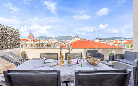 Les Terrasses de L'Escurial: Plante, Bygning, Daytime, Ejendom, Vand, Himmel, Blå, Azure, Træ, Arecales