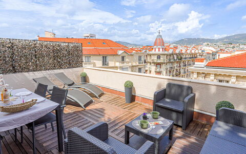 Les Terrasses de L'Escurial: Plante, Bygning, Daytime, Ejendom, Vand, Himmel, Blå, Azure, Træ, Arecales