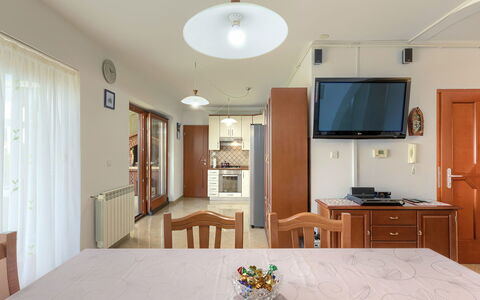 Matej: Cabinetry, Møbel, Bord, Bygning, Stol, Television, Indretning, Skuffe, Træ, Belysning