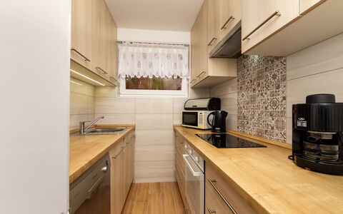 Lampion: Cabinetry, Countertop, Håndvask, Komfur, Køkken, Træ, Køkken Apparat, Indretning, Husholdningsapparat, Skuffe