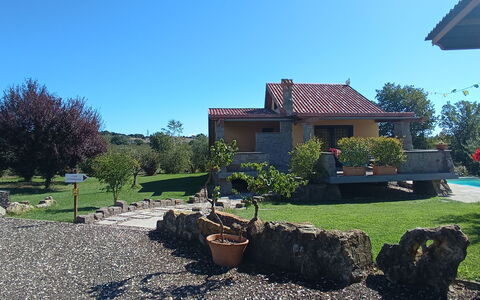 Melograno: Have, Sommerhus, Backyard, Landscaping, Gård, Lawn, Skygge, Indkørsel, Stuehus