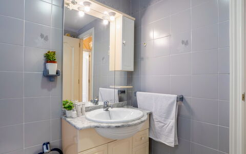Rincon Dorado: Spejl, Håndvask, Tap, Sanitærarmatur, Badeværelsesvask, Badeværelsesskab, Plante, Badeværelse, Cabinetry, Purple
