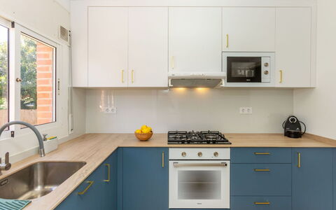 Mirror: Køkken, Køkken Apparat, Countertop, Cabinetry, Større Bandage, Indretning, Komfur, Gulvbelægning, Træ, Komfur