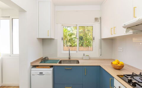 Mirror: Køkken, Større Bandage, Countertop, Køkken Apparat, Køkkenvask, Træ, Cabinetry, Indretning, Møbel, Hjem