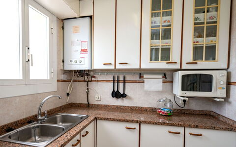 Cunit 63: Køkkenvask, Tap, Ejendom, Håndvask, Cabinetry, Vindue, Countertop, Sanitærarmatur, Køkken, Træ