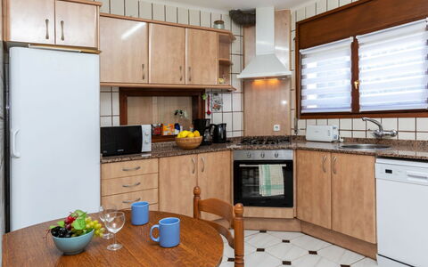 Villa Dorada: Cabinetry, Countertop, Møbel, Ejendom, Håndvask, Køkkenvask, Bord, Køkken, Træ, Køkken Apparat