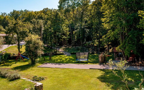 Villa Antonio: Plante, Himmel, Plantesamfund, Naturlige Landskab, Træ, Land Lot, Græs, Fritid, Vedplante, Busk