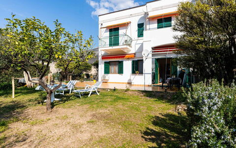 Marisol: Lejlighed, Udvej, Stol, Skygge, Altan, Køkken & Spisebord, Restaurant, Eco Hotel, Hotel