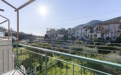 Toirano 604: Sky, Himmel, Bygning, Vindue, Hus, Træ, Træ, Facade, Ejendom, Landdistrikt