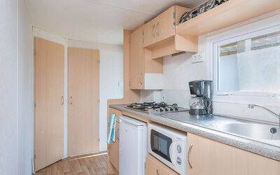 Oostappen Vakantiepark Blauwe Meer 100.5: Cabinetry, Ejendom, Countertop, Bygning, Køkkenvask, Komfur, Køkken Apparat, Træ, Køkken, Håndvask