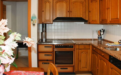 Pina: Cabinetry, Countertop, Ejendom, Køkkenvask, Håndvask, Køkken Apparat, Træ, Køkken, Komfur, Skuffe