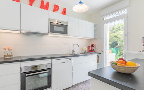 Les Trolls: Cabinetry, Countertop, Produkt, Køkken Apparat, Komfur, Køkken, Husholdningsapparat, Håndvask, Orange, Træ