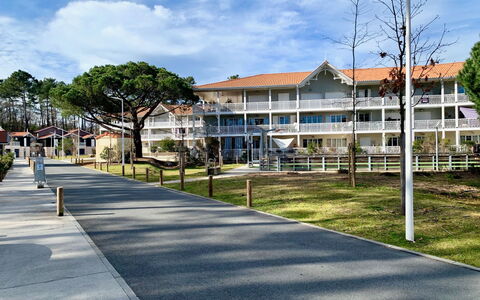 Les Portes de Pyla: Himmel, Sky, Plante, Bygning, Træ, Urban Design, Hus, Skygge, Kvarter, Boligområde